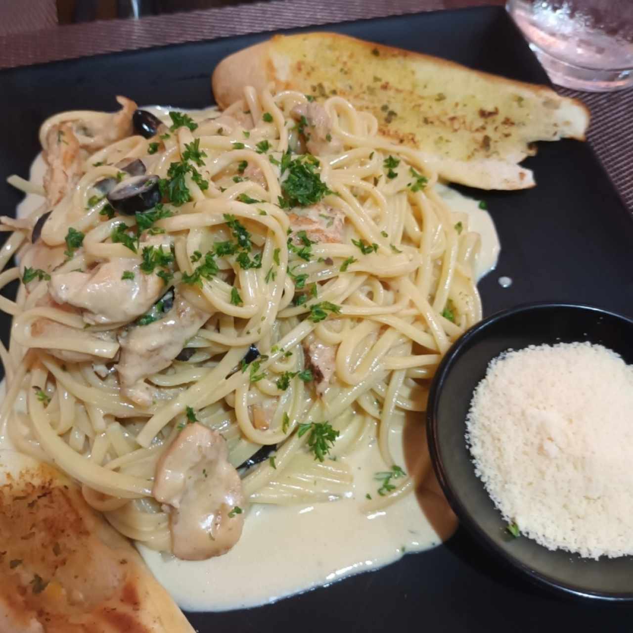 Pasta en salsa blanca y pollo