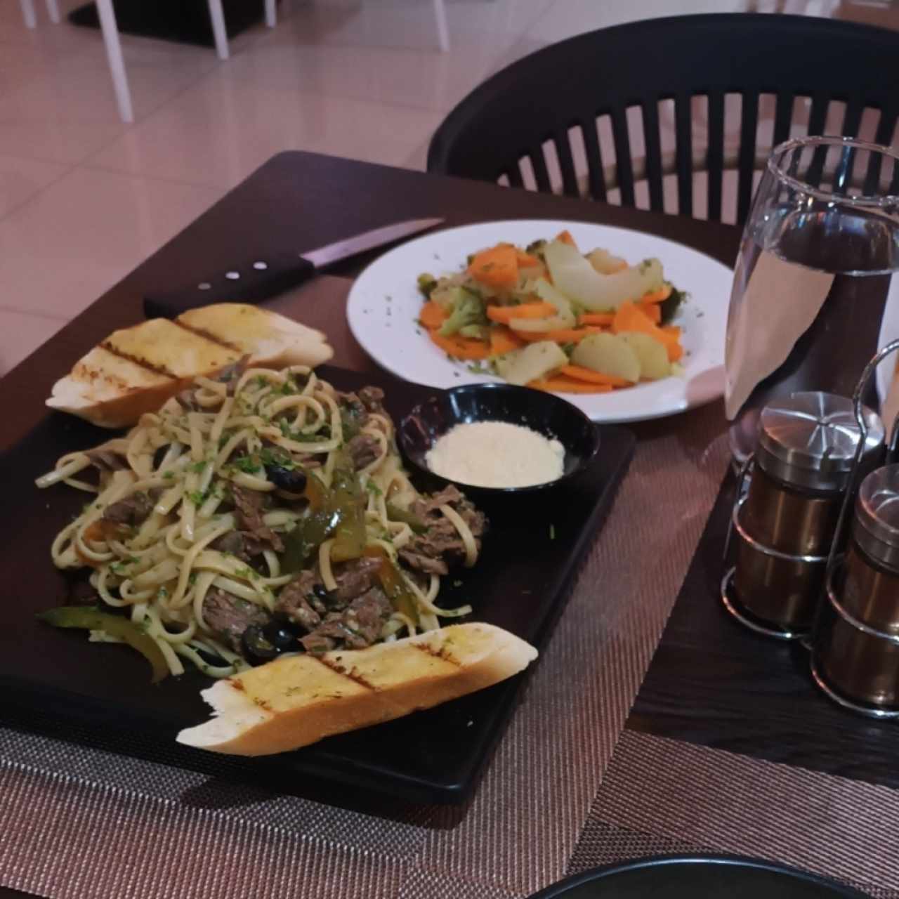 Fetuccini con carne al óleo y vegetales salteados