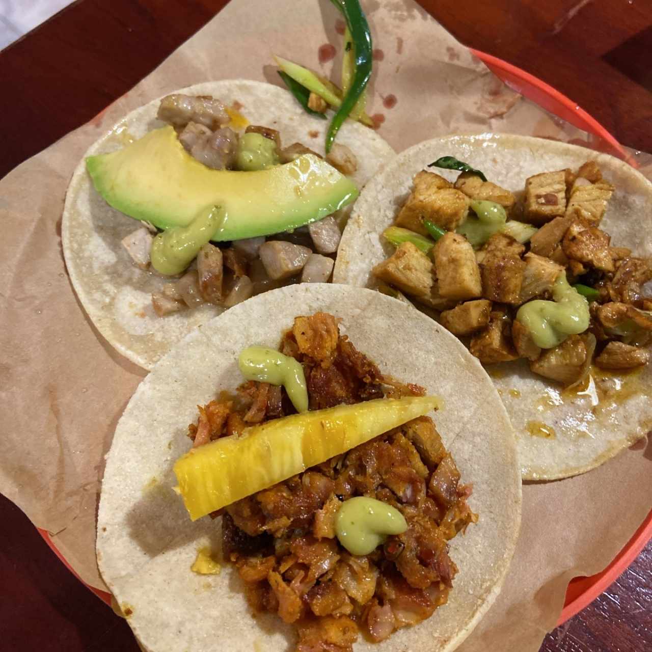 Tacos al pastor, de pollo y chicharrón