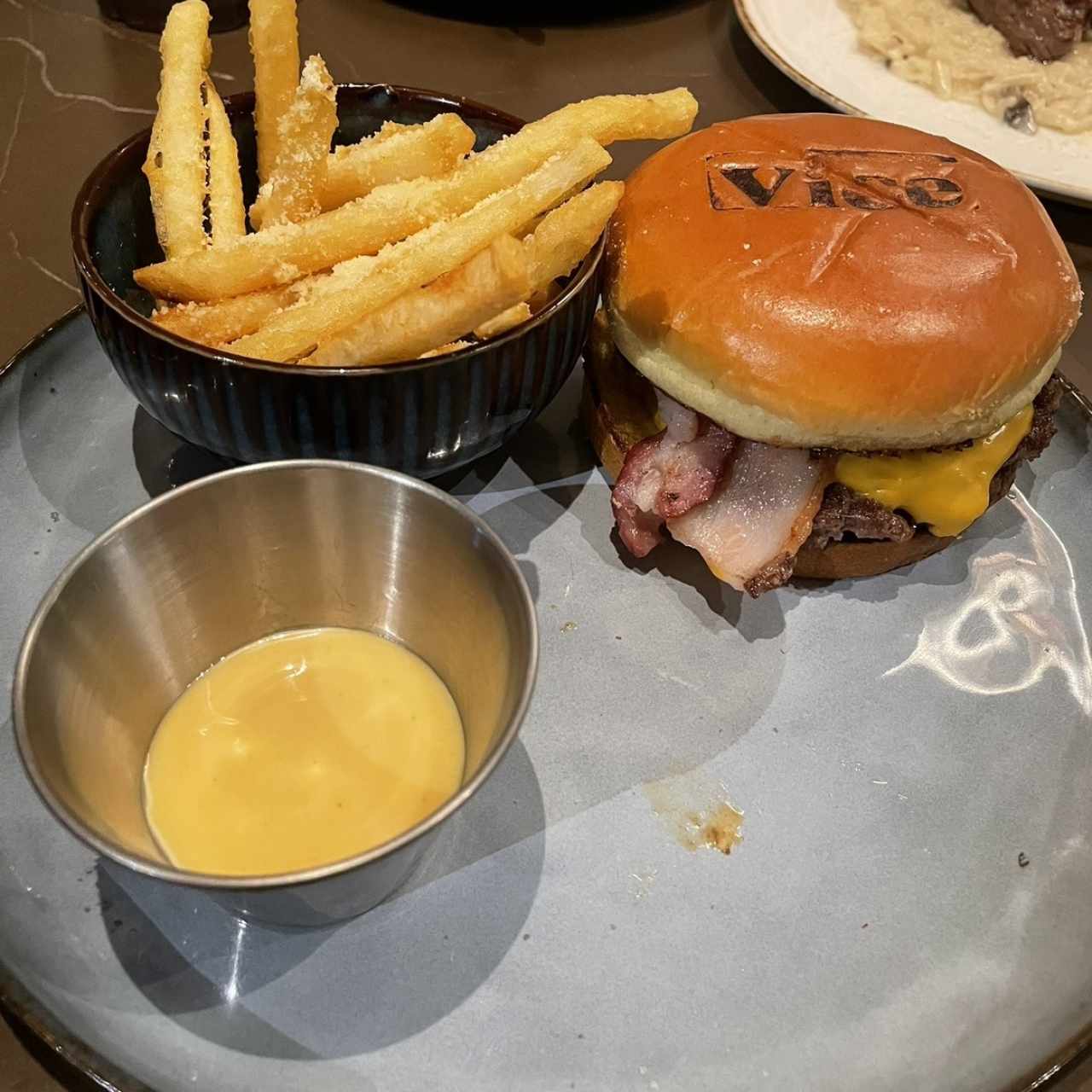 Unlimited burgers - Bacon cheeseburger