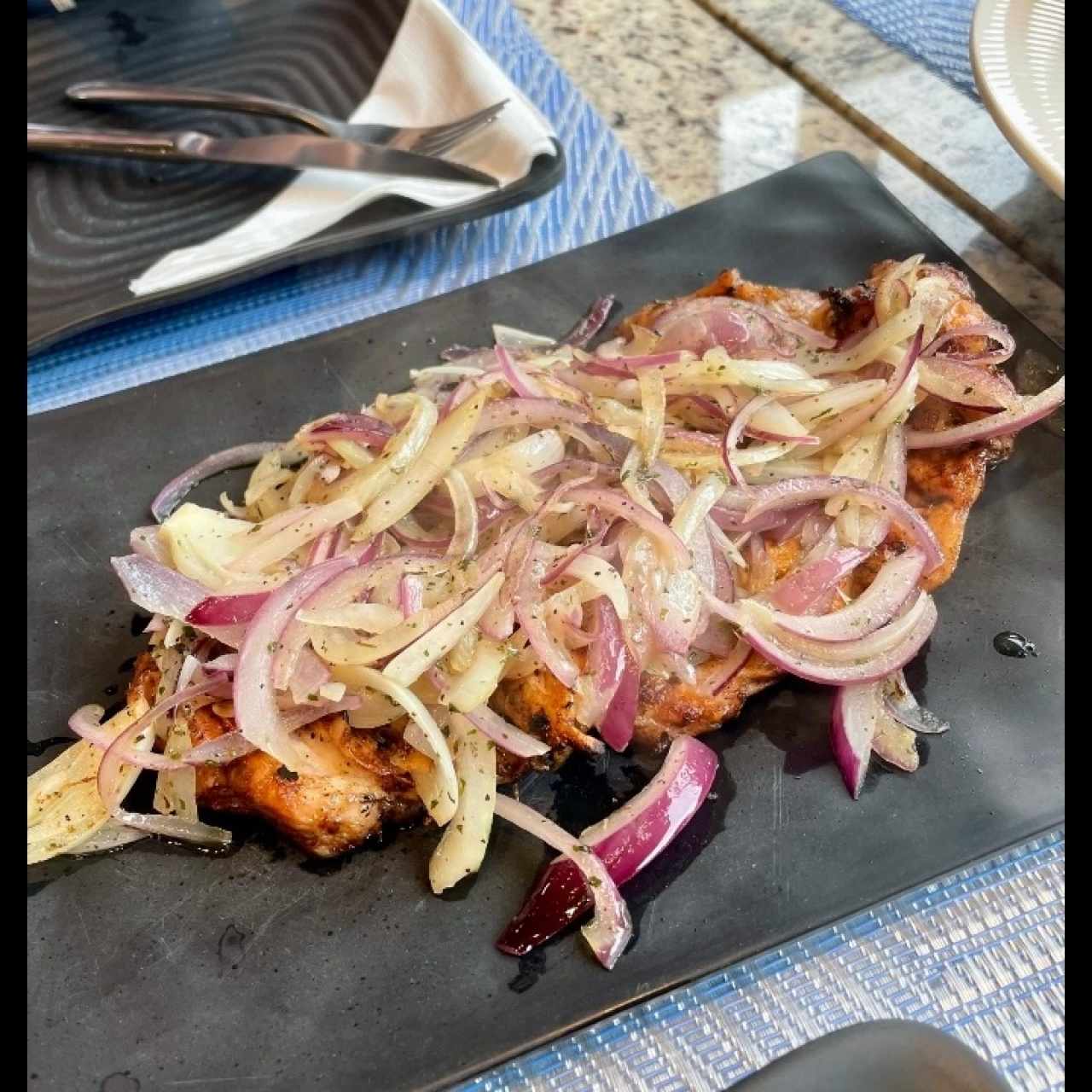 Pollo - Parguiot Encebollado  encuentro deshuesado