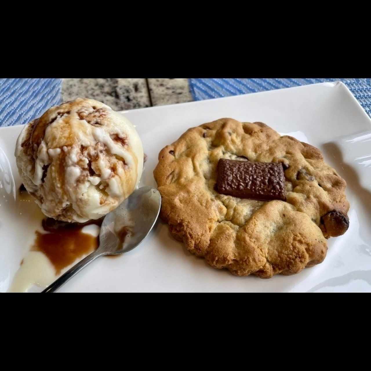 Galleta caliente con helado 