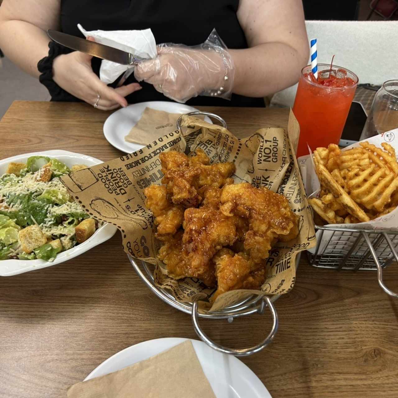 Ensalada Cesar, Bonelles honey garlic y fries