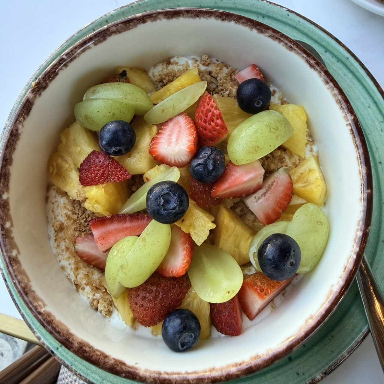 Frutas del Día con Yogurt y Granola