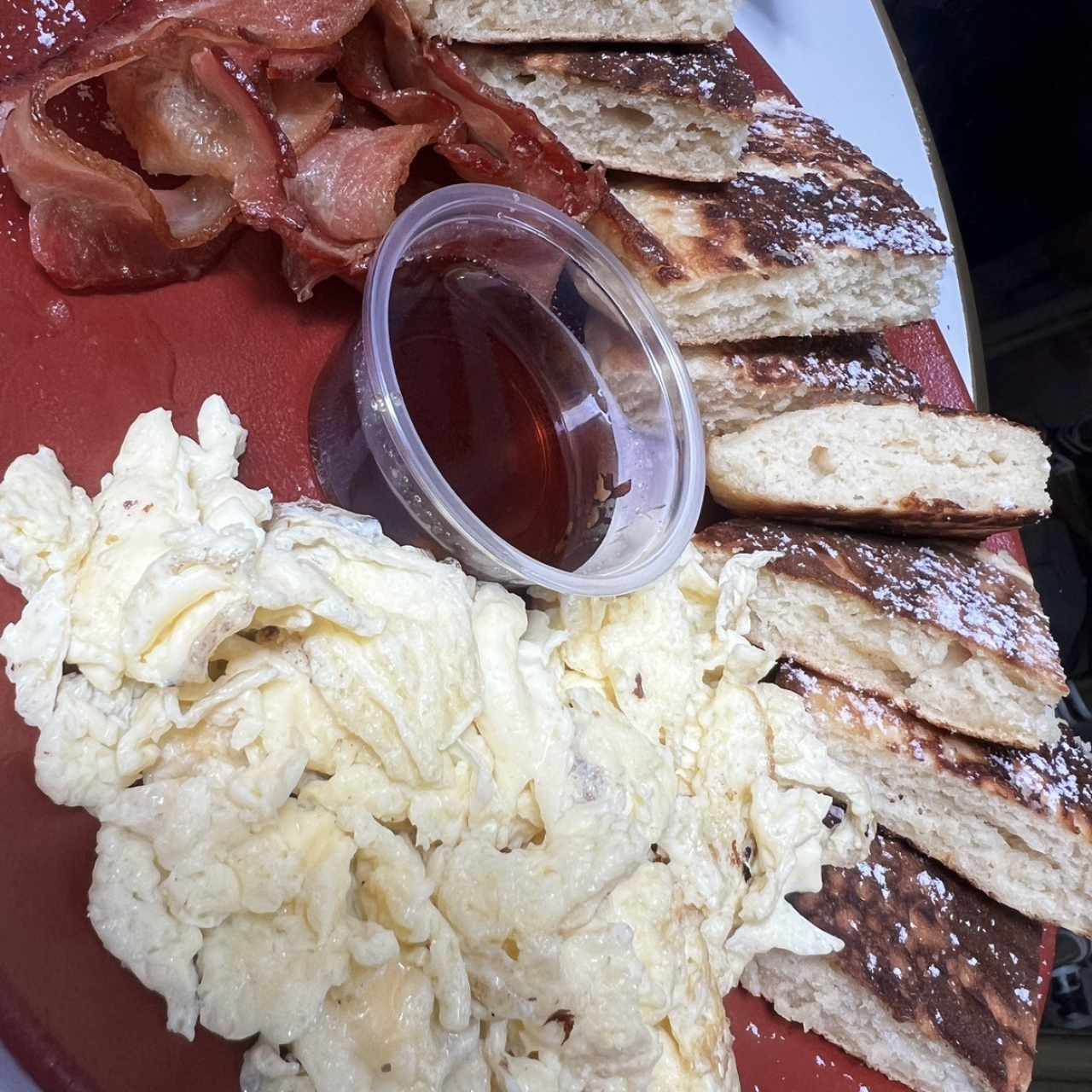 Huevos revueltos y pancake 