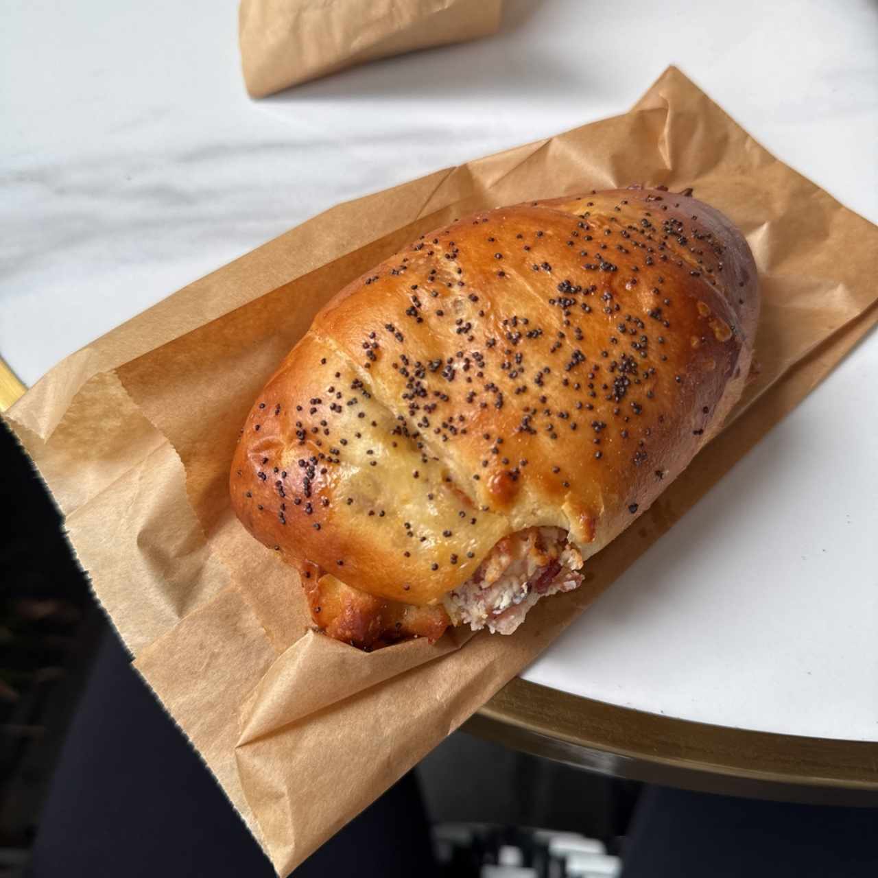 Cachito de jamon y queso crema