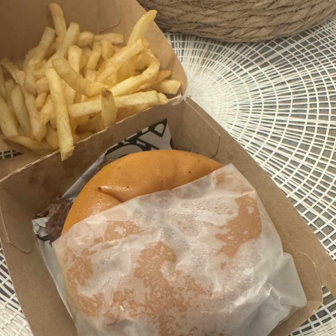 Combo - Bewy burger, papas, soda 355 ml