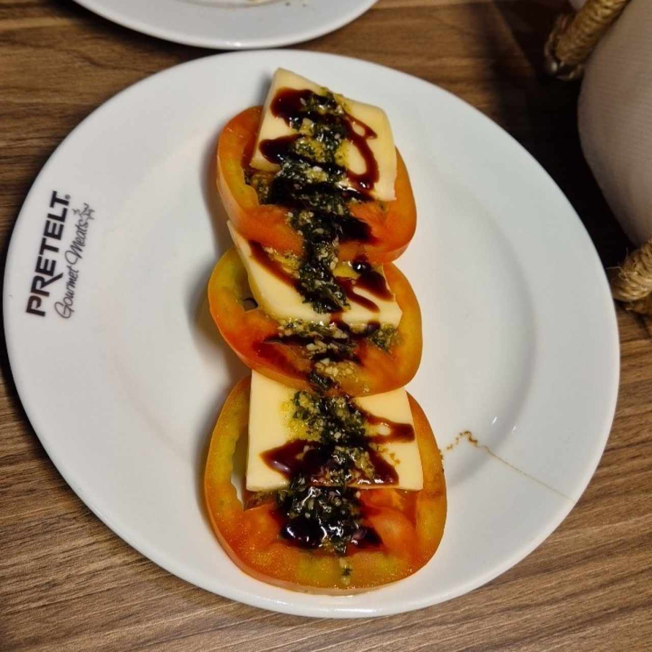 ACOMPAÑAMIENTOS / ENSALADAS - ENSALADA CAPRESSA