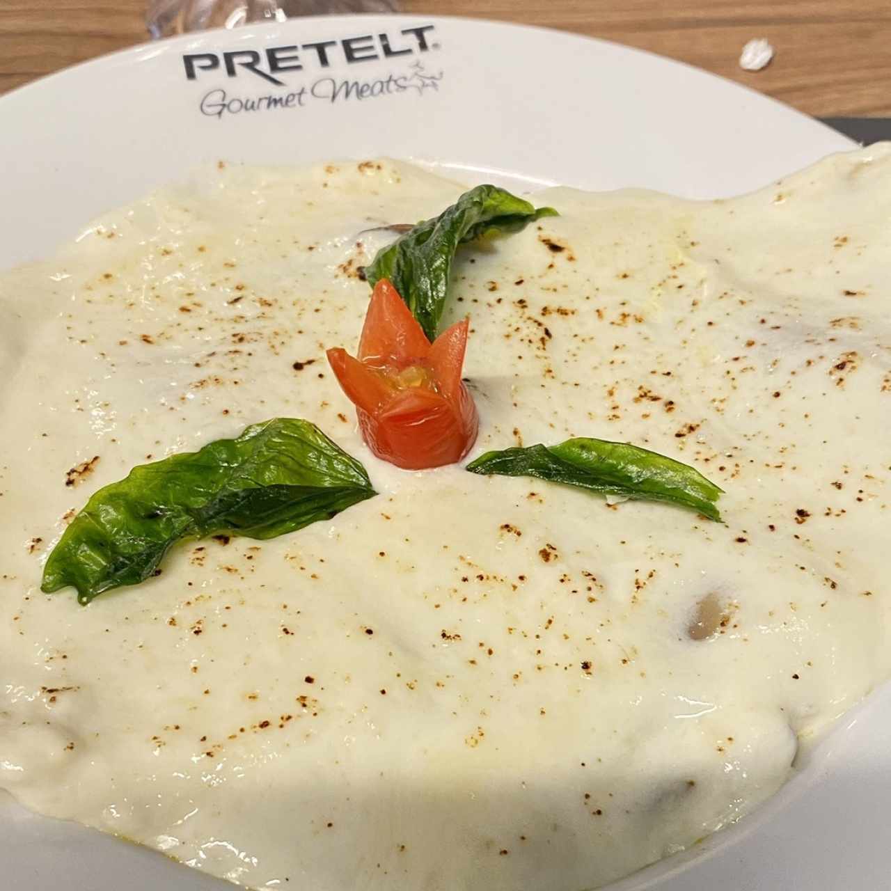 RAVIOLI ABIERTO DE CARNE Y HONGOS
