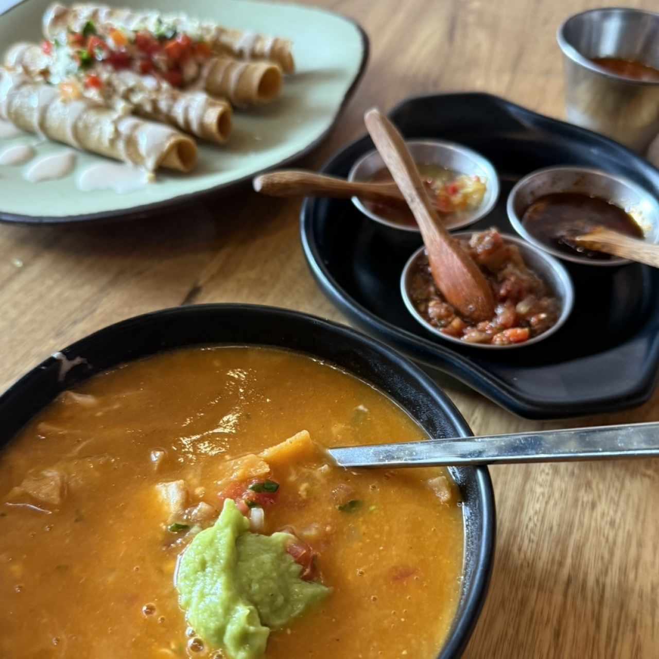 Sopa de tortilla, flautas de pollo, chiles. 