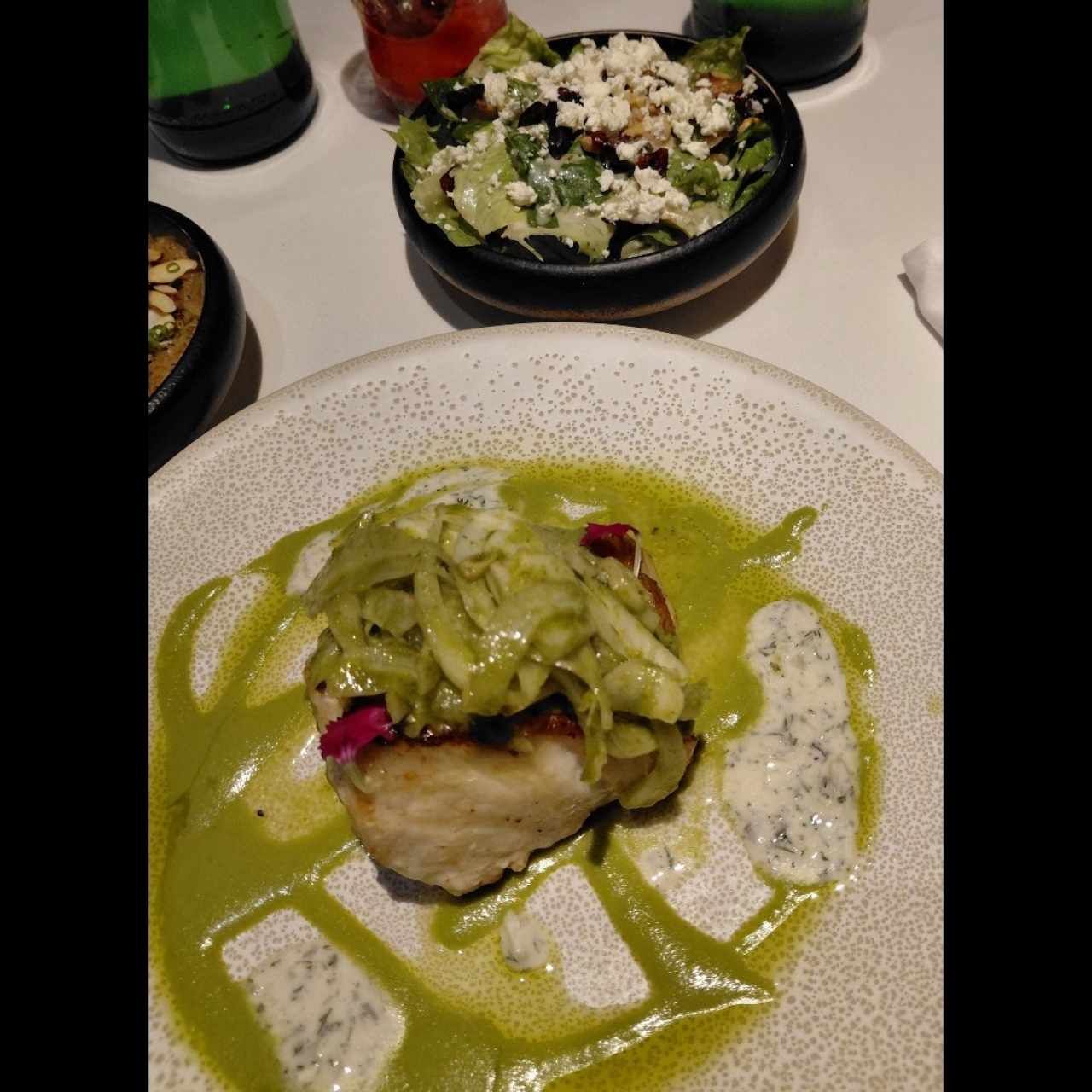 pesca local de temporada Mero salsa mojo verde canario, ensalada Espeziak