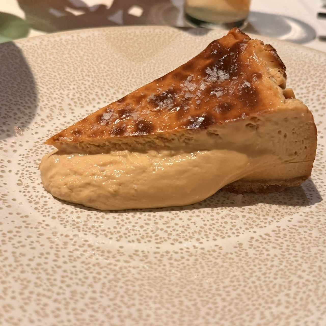 Tarta vasca de dulce de leche y sal marina