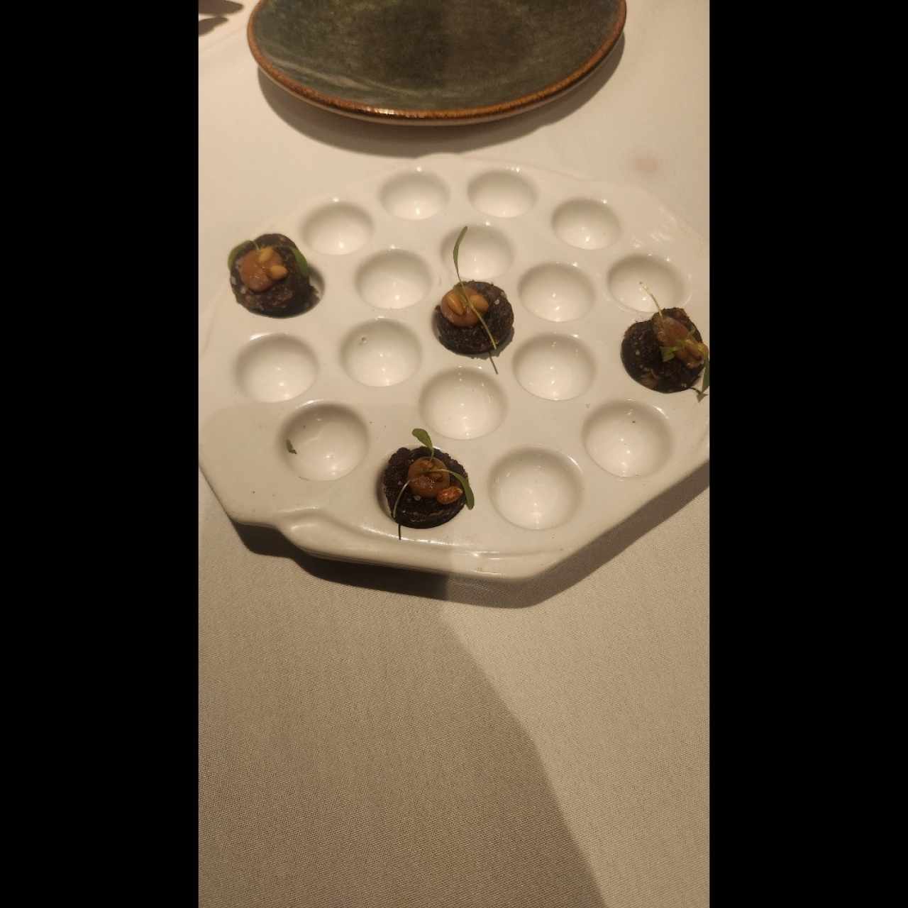 MORCILLA, MANZANA Y PIÑONES