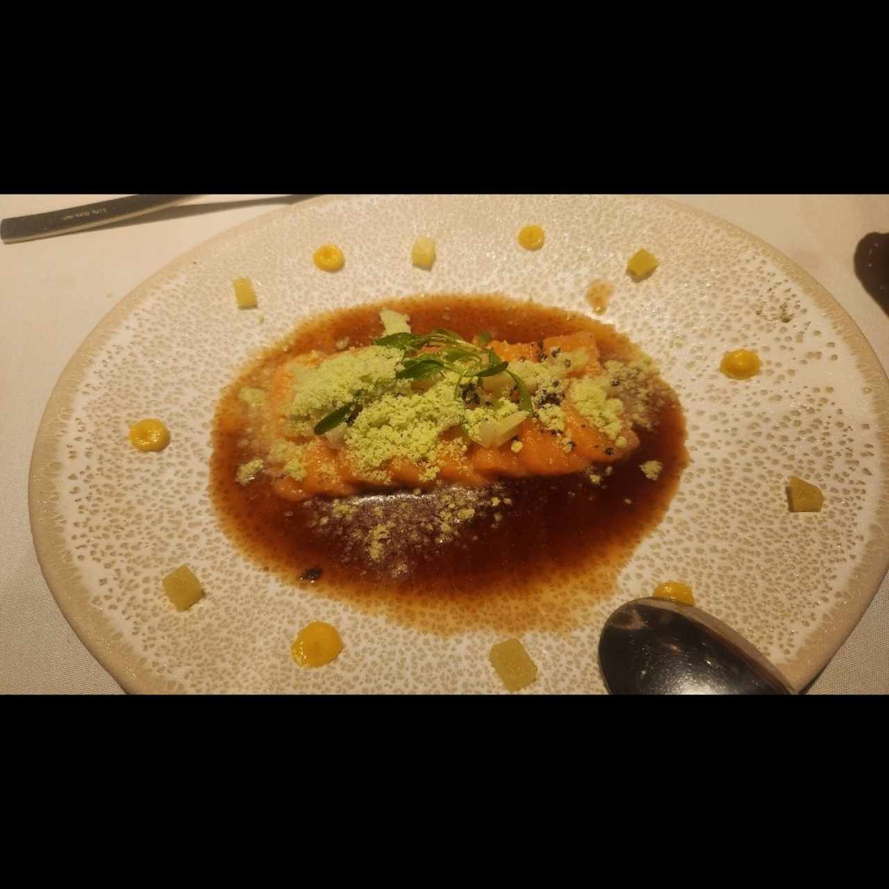 SASHIMI THAI DE SALMÓN SALVAJE