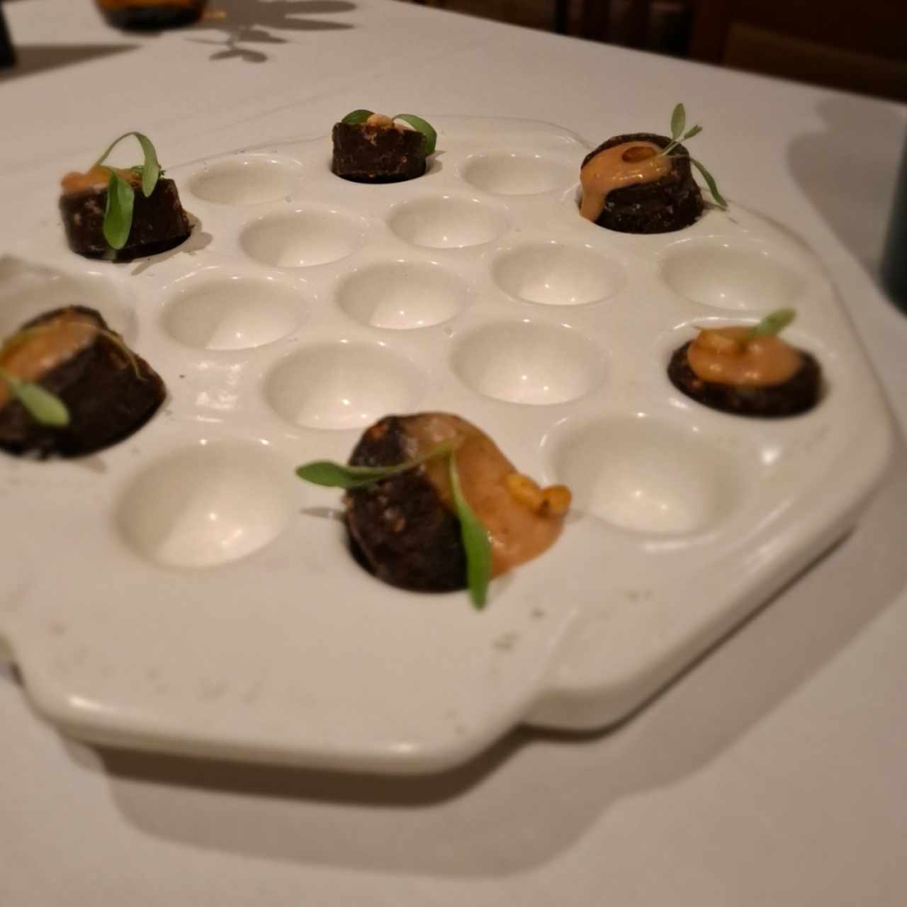MORCILLA, MANZANA Y PIÑONES