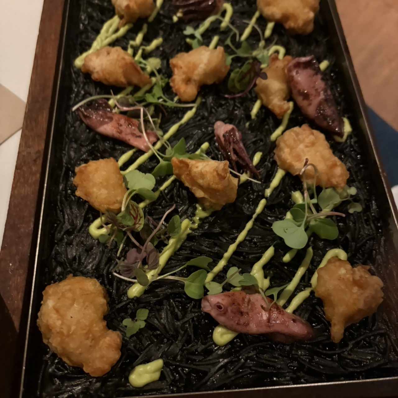 FIDEUÁ NEGRA DE PESCA EN TEMPURA