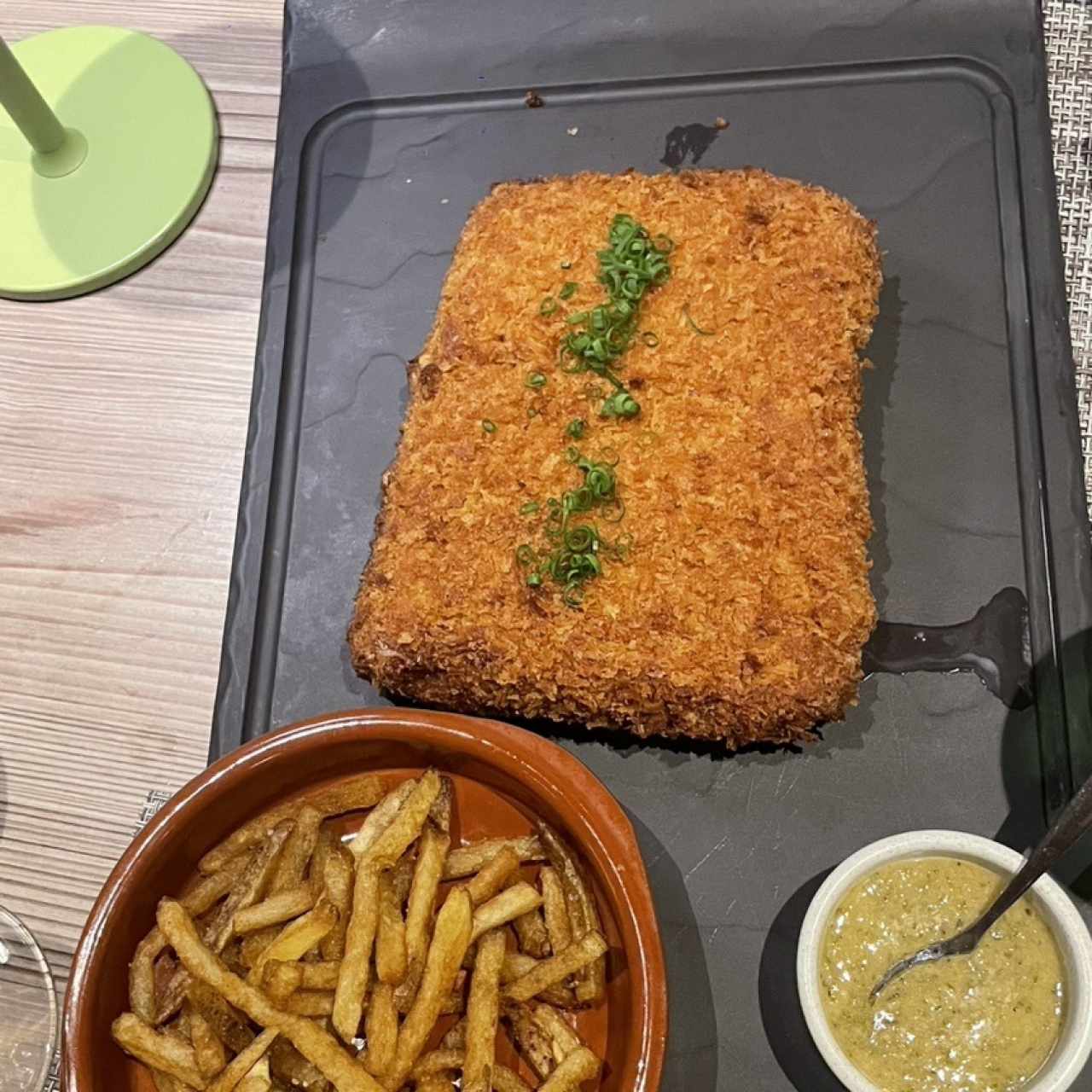 Cachopo acompañado de salsa dijon y patatas fritas 
