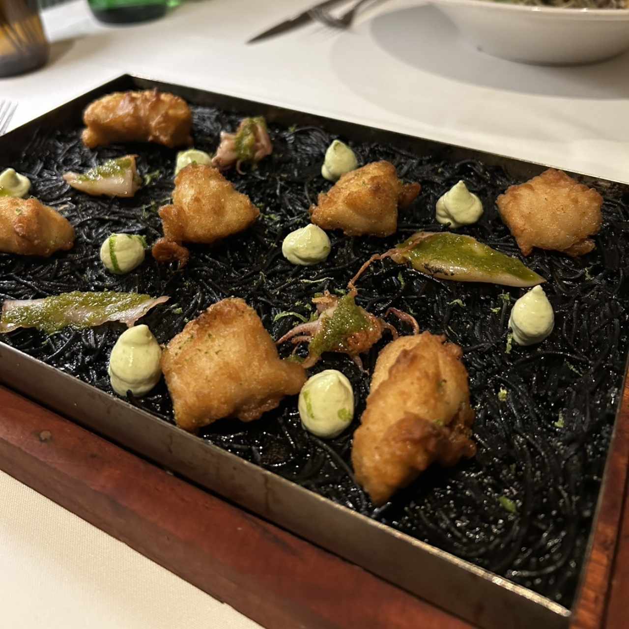 Fideuá en tinta de calamar con pescado crocante 