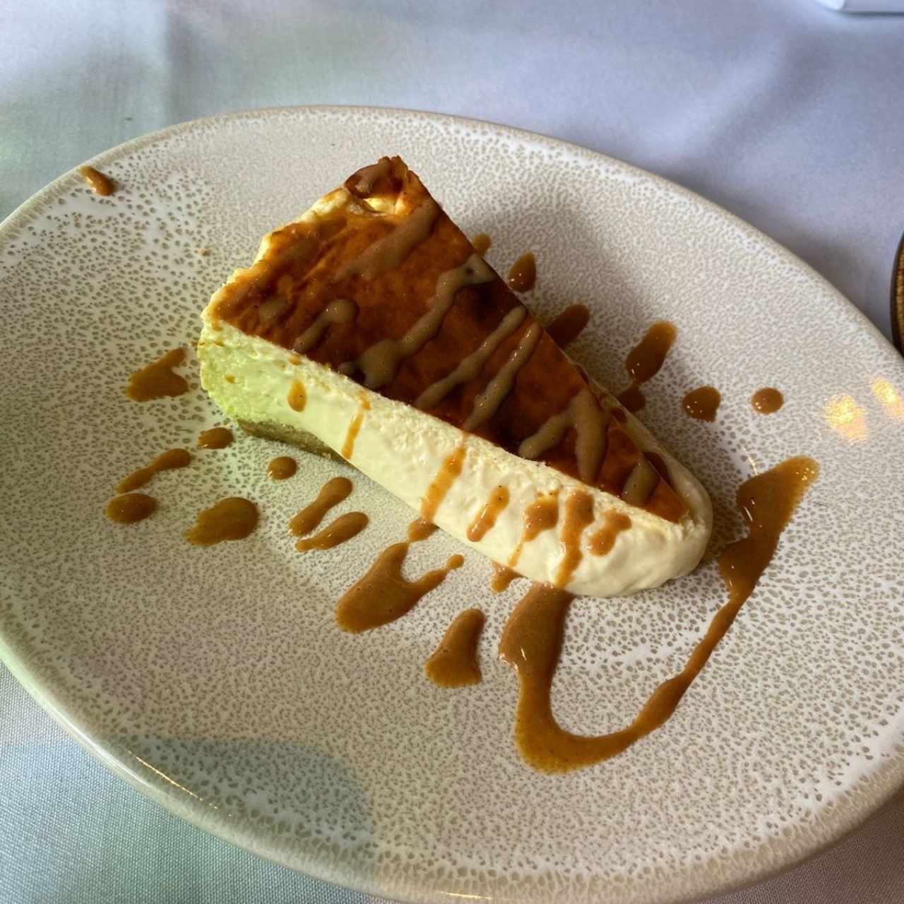 Tarta vasca con salsa de cardamomo