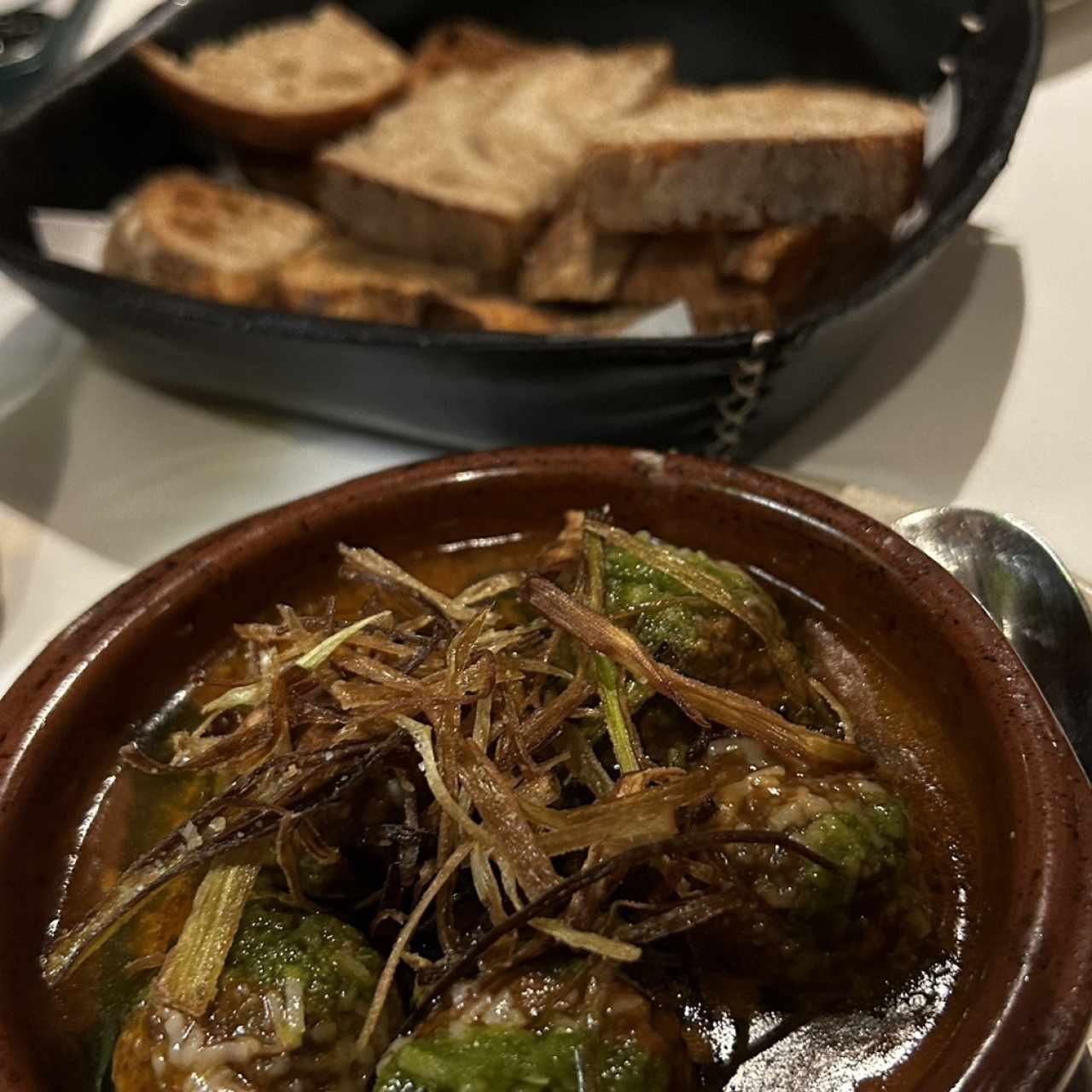 Albóndigas y pan de la casa