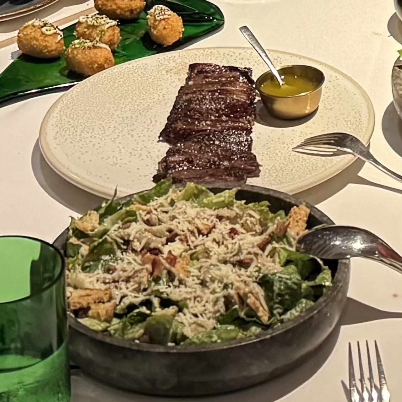 Entraña, ensalada ceasar