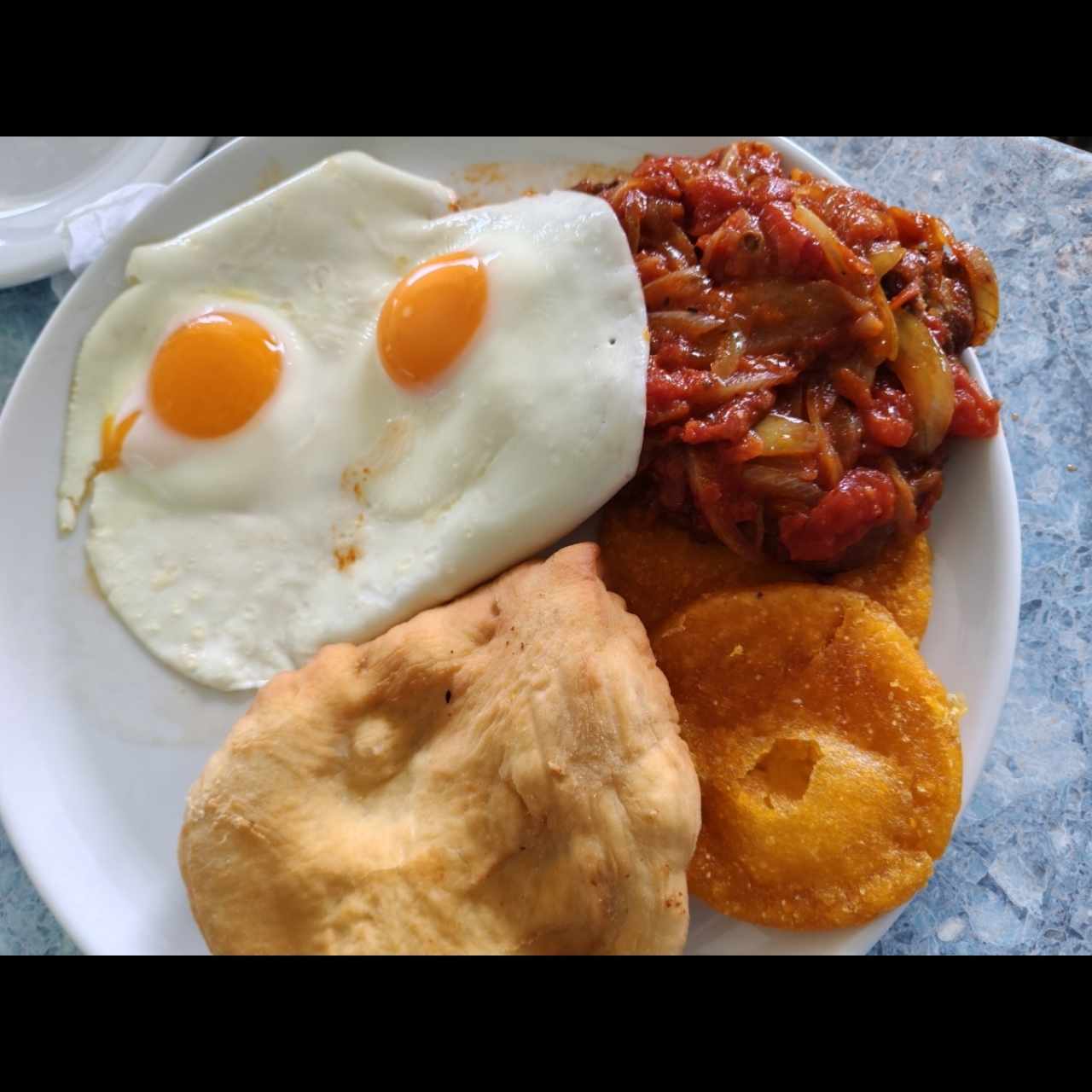 Desayuno panameño (carne entomatado,) huevos y tortilla con hojaldra 