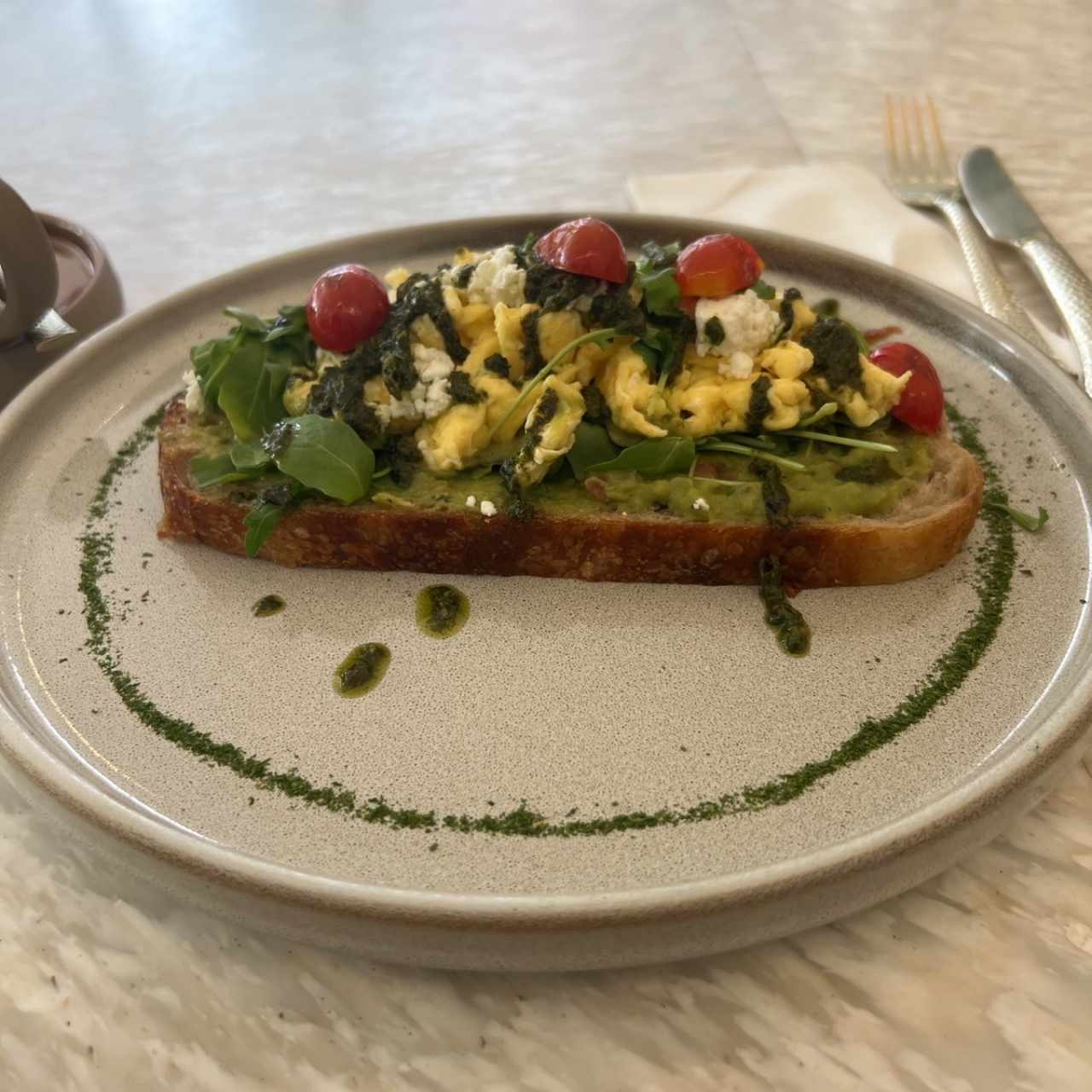 DESAYUNOS - BUNGLA AVOCADO TOAST