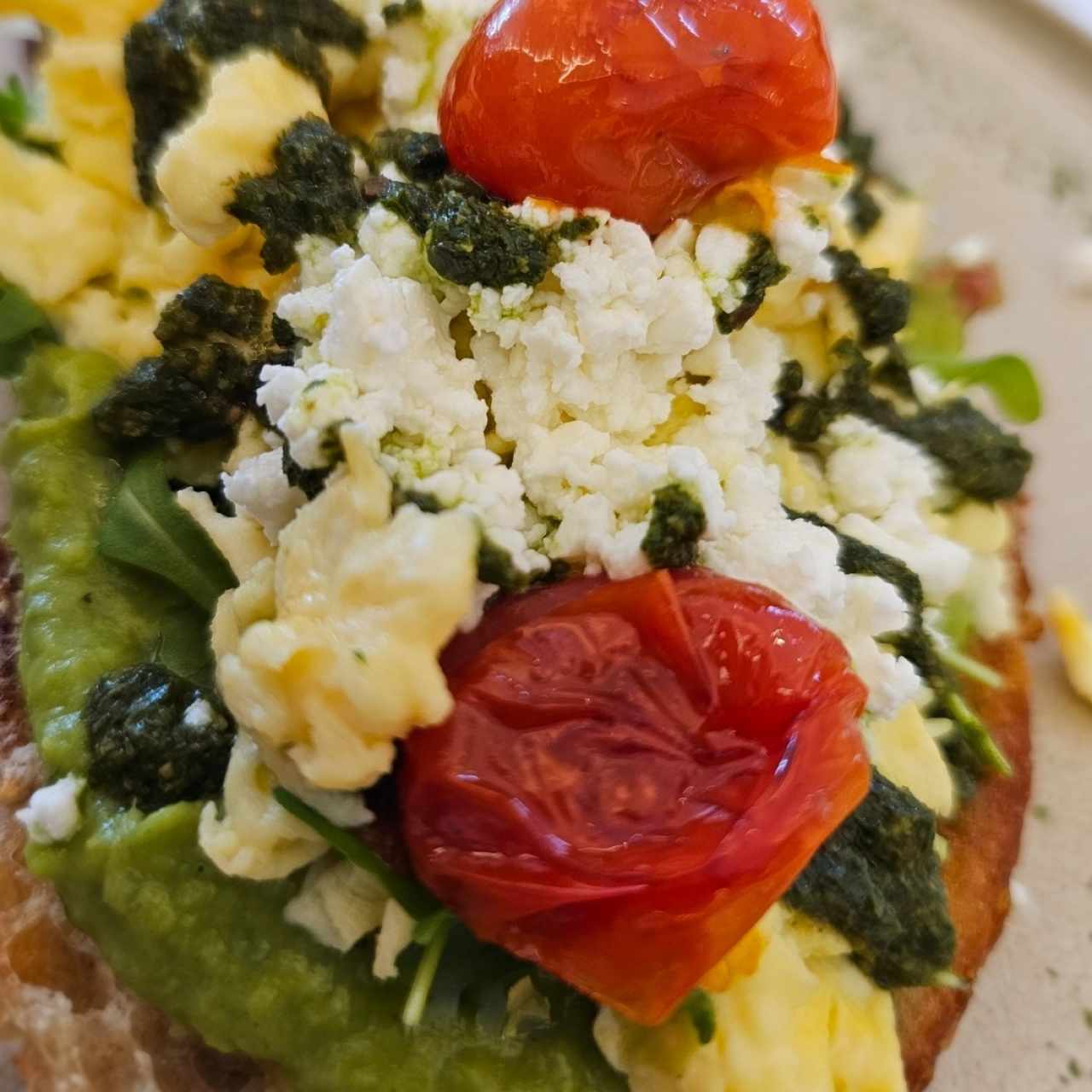 DESAYUNOS - BUNGLA AVOCADO TOAST