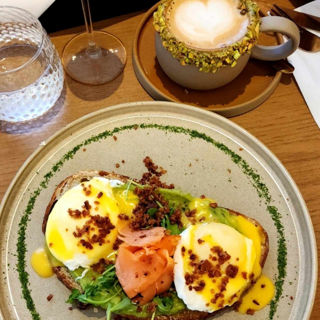 HUEVOS BENEDICTINOS CON SALMÓN
