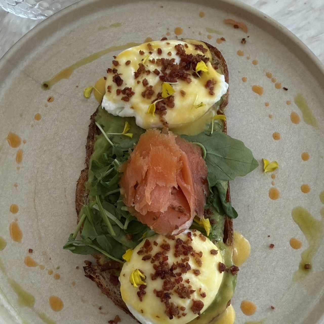 HUEVOS BENEDICTINOS CON SALMÓN