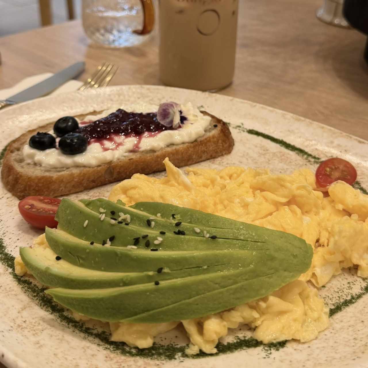 DESAYUNOS - BUNGLA AVOCADO TOAST