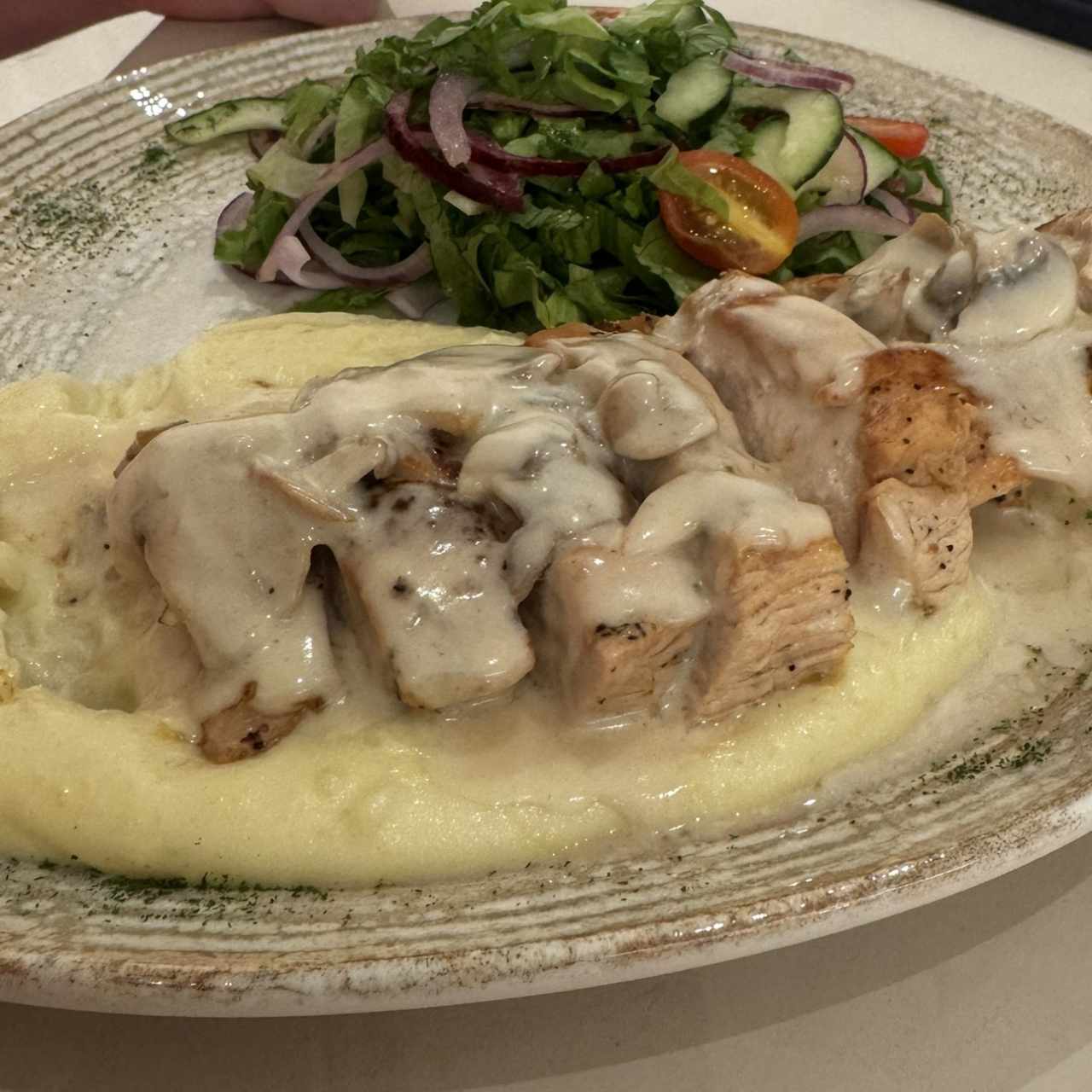 Pollo en salsa de hongos
