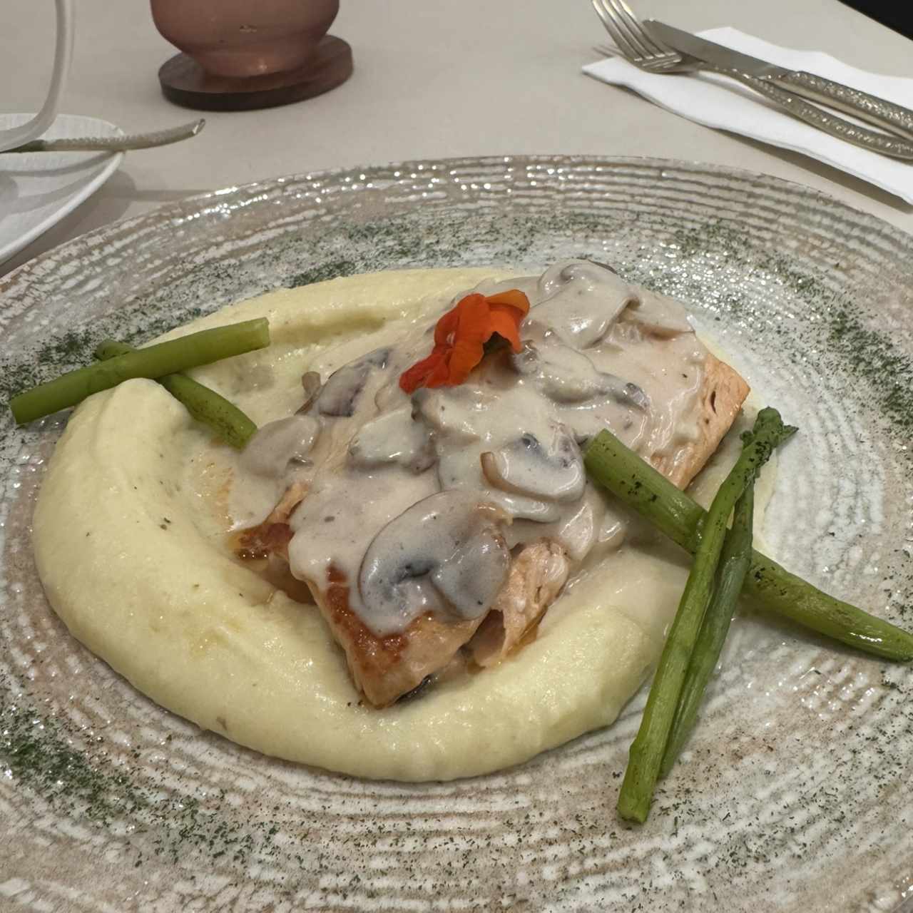 Salmón en salsa de hongos