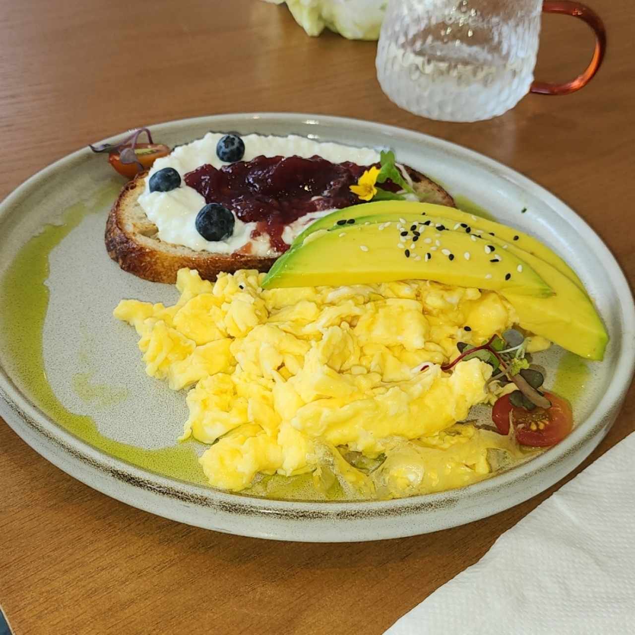 DESAYUNOS - BUNGLA AVOCADO TOAST