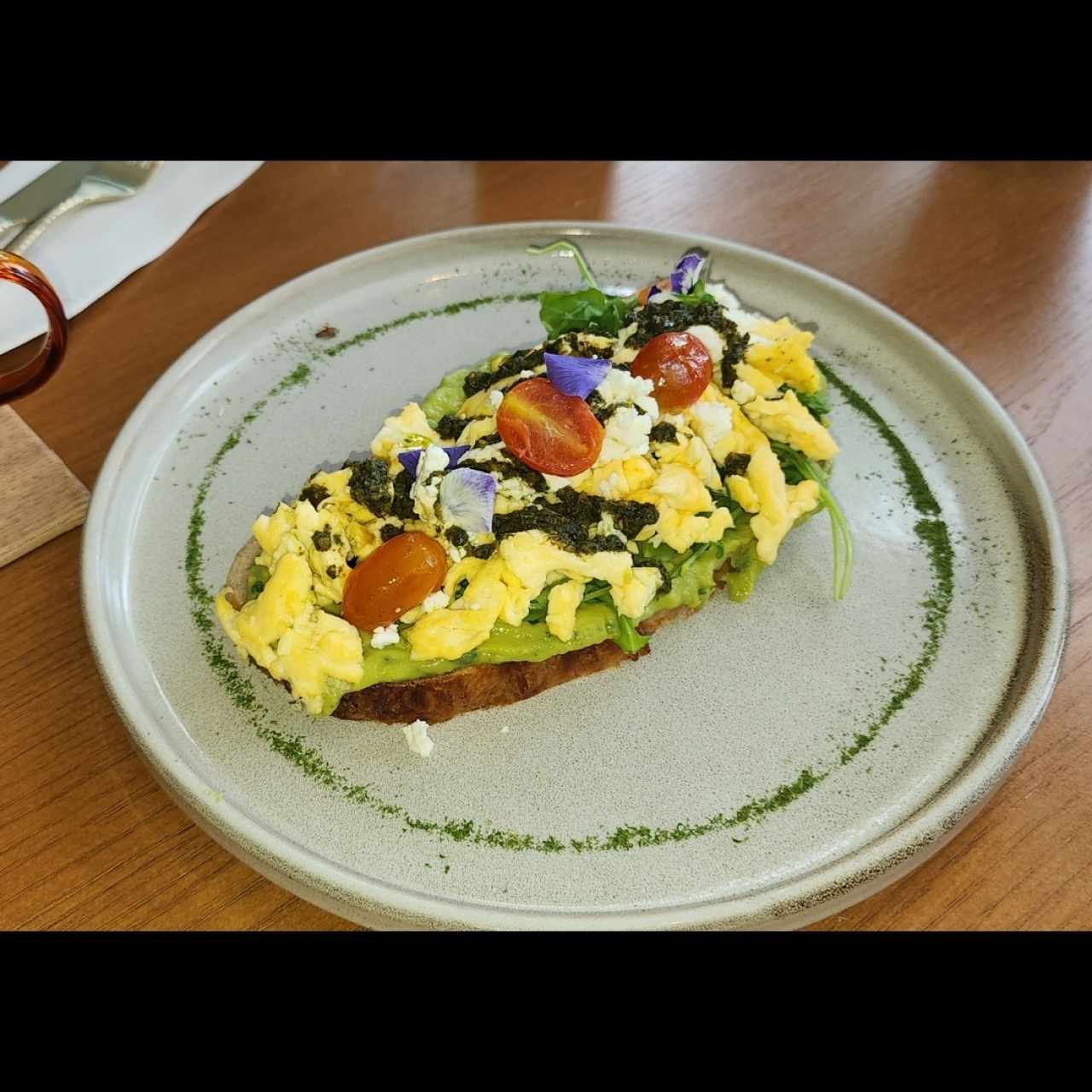 DESAYUNOS - BUNGLA AVOCADO TOAST