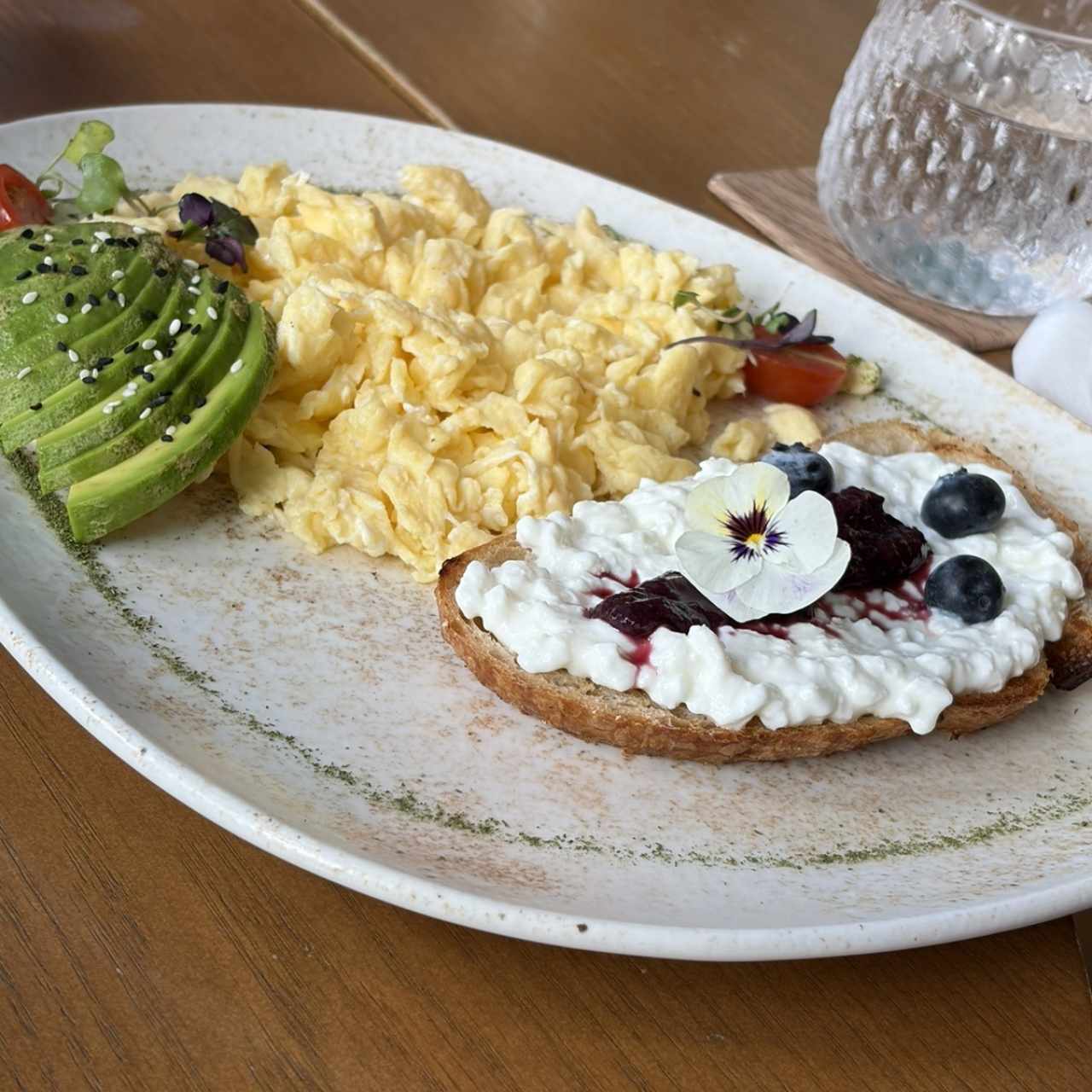 DESAYUNOS - BUNGLA AVOCADO TOAST