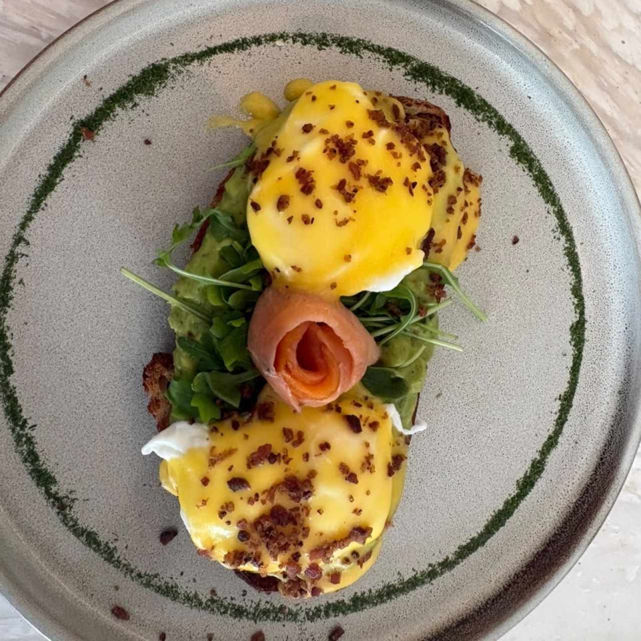 HUEVOS BENEDICTINOS CON SALMÓN