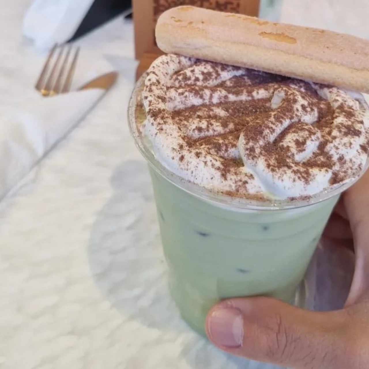 Tiramisú matcha latte