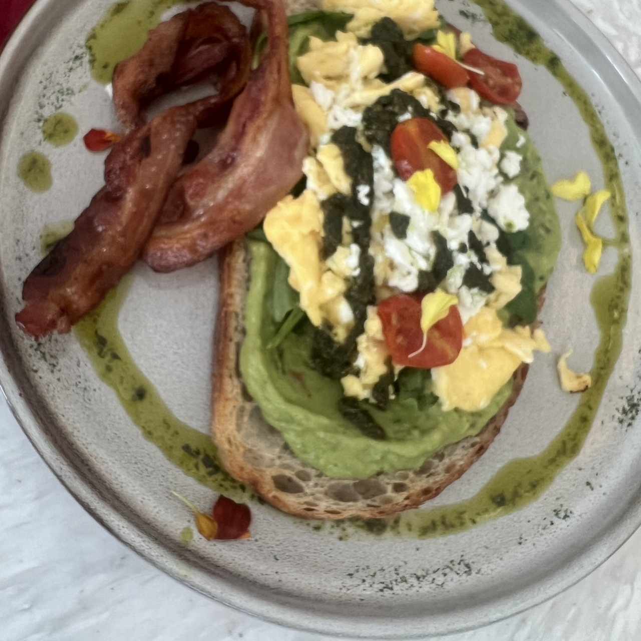 DESAYUNOS - BUNGLA AVOCADO TOAST
