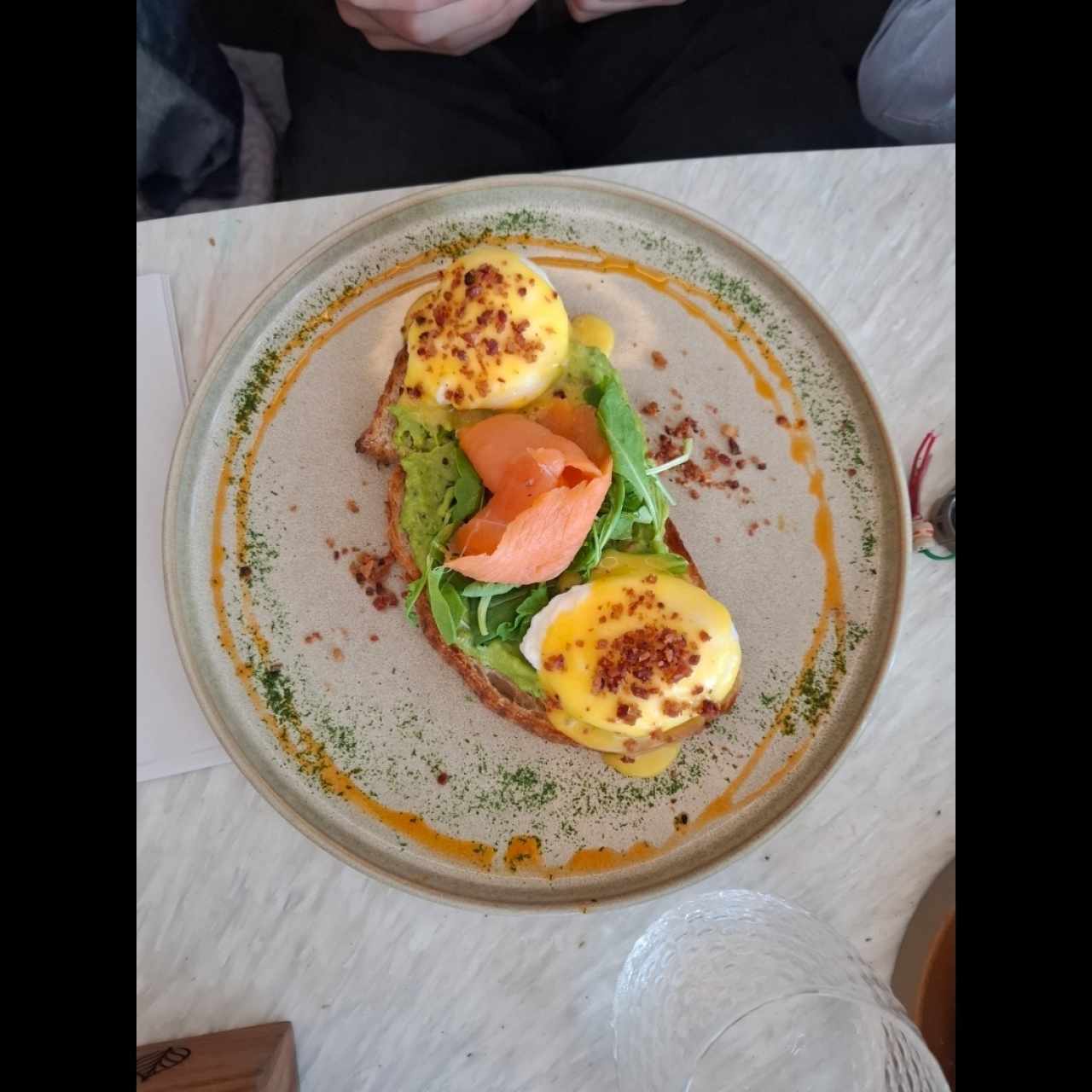 HUEVOS BENEDICTINOS CON SALMÓN