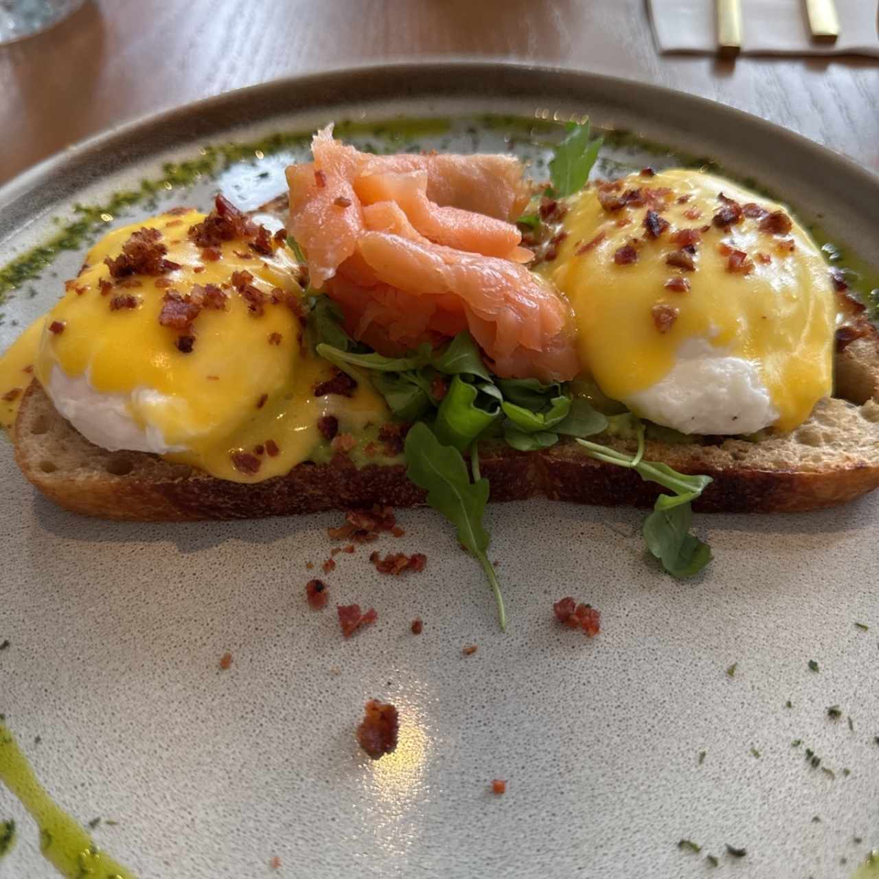HUEVOS BENEDICTINOS CON SALMÓN
