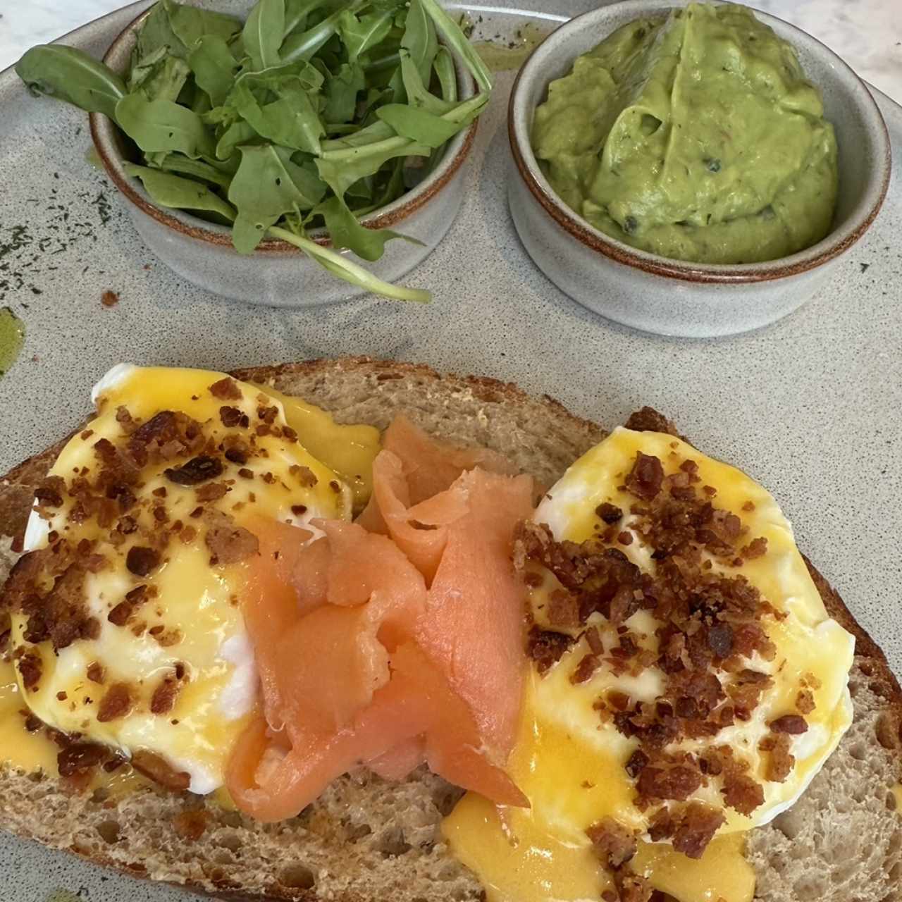 HUEVOS BENEDICTINOS CON SALMÓN