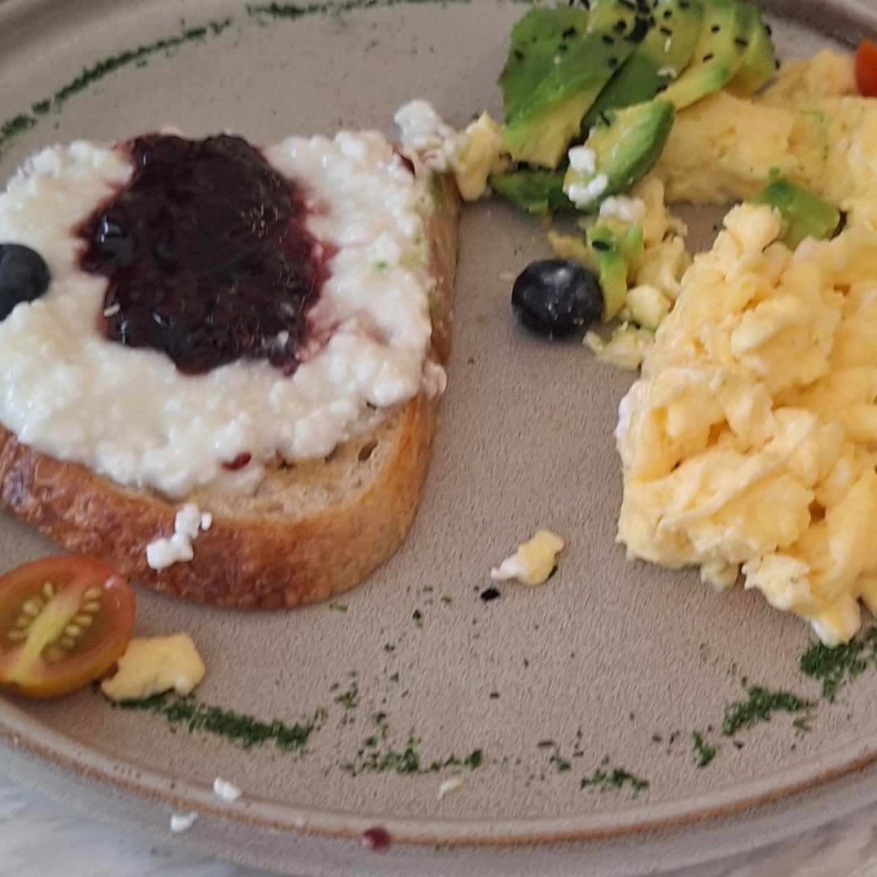 DESAYUNOS - BUNGLA AVOCADO TOAST