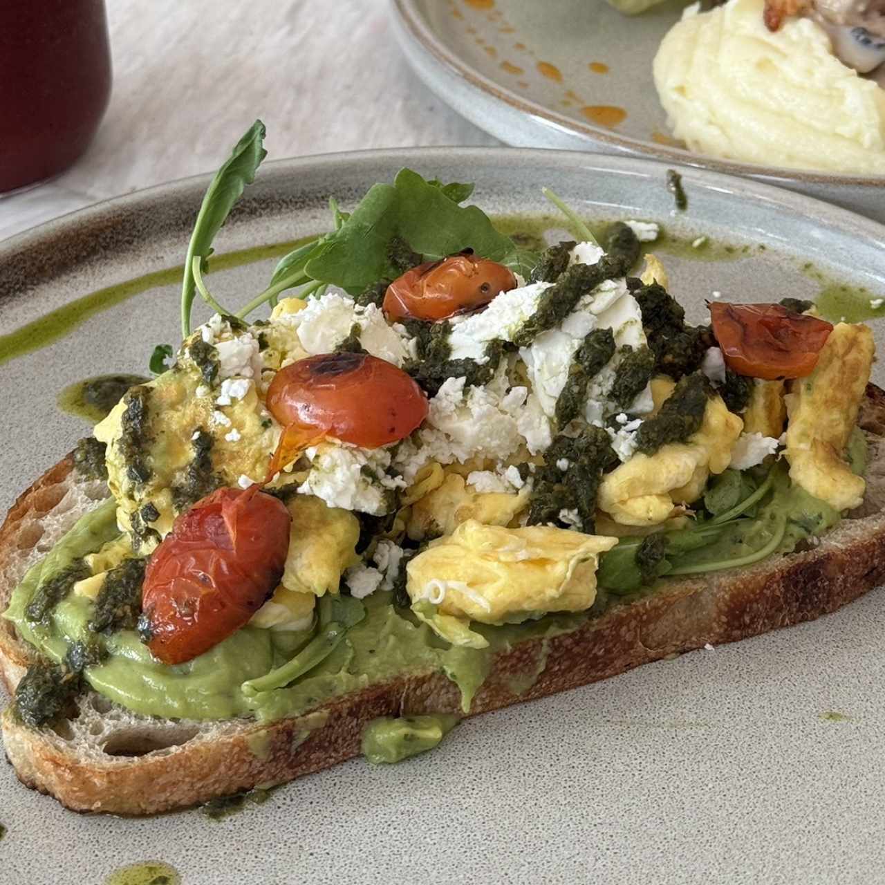 DESAYUNOS - BUNGLA AVOCADO TOAST