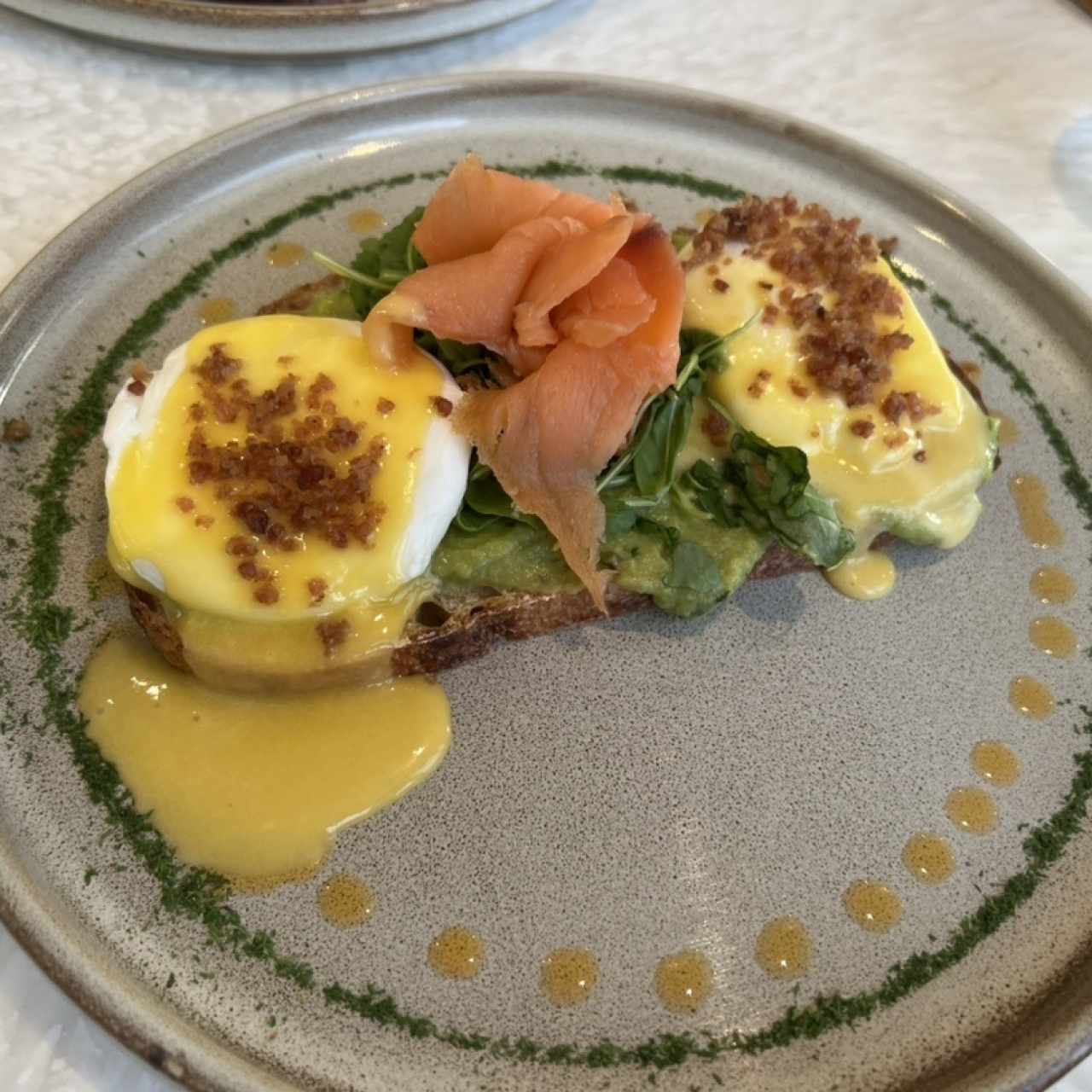 HUEVOS BENEDICTINOS CON SALMÓN