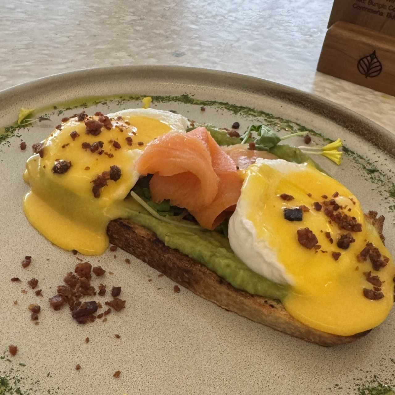 HUEVOS BENEDICTINOS CON SALMÓN