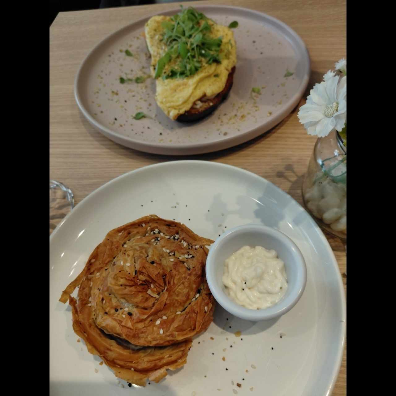Boreak de carne, tostadas con salmón 
