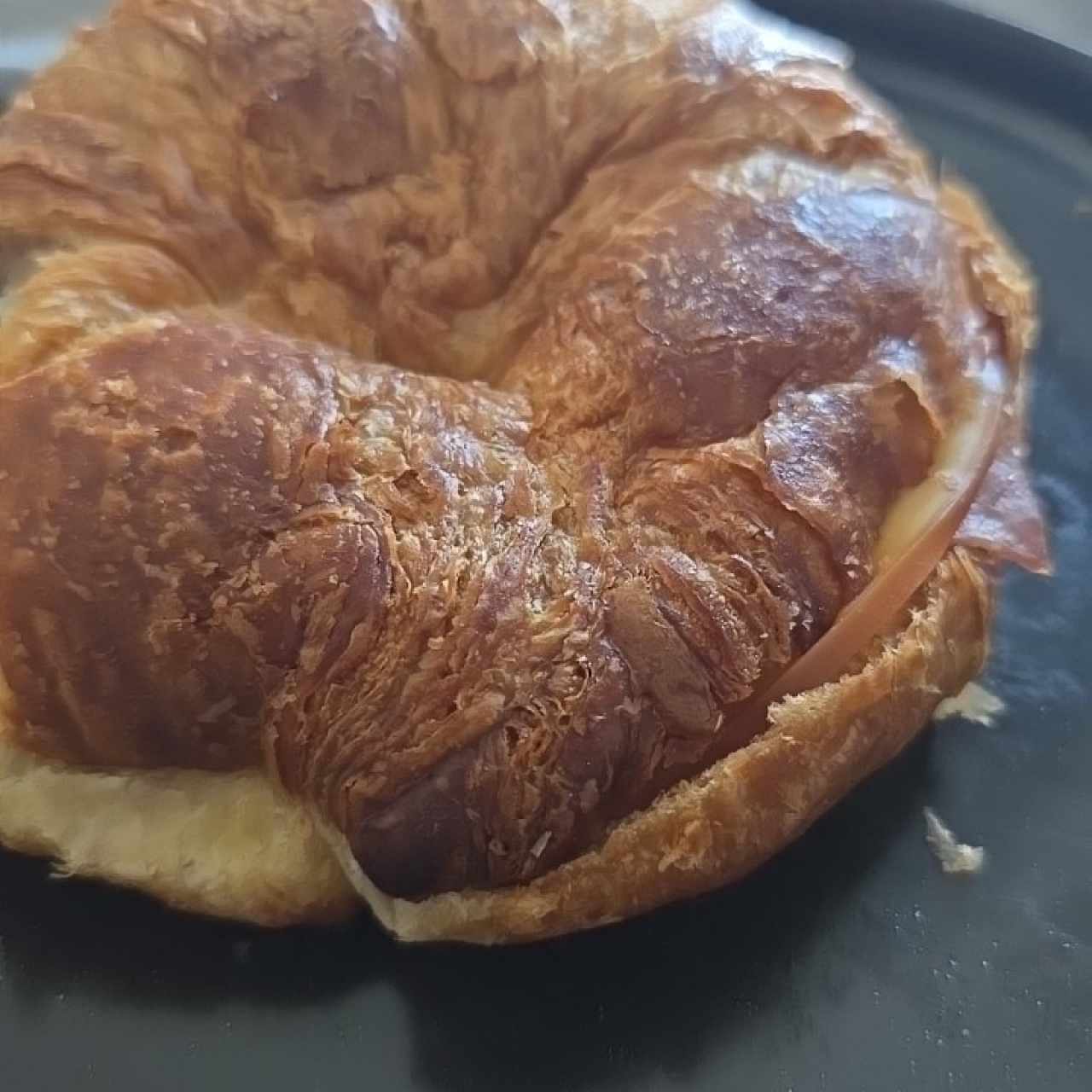 Croissant de jamon con queso