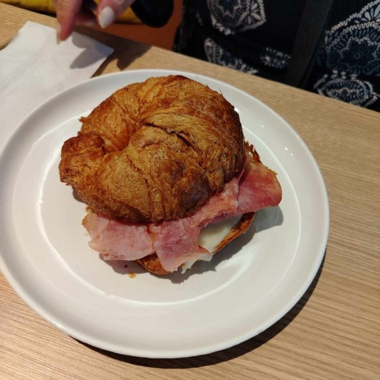 Croissant de jamon con queso