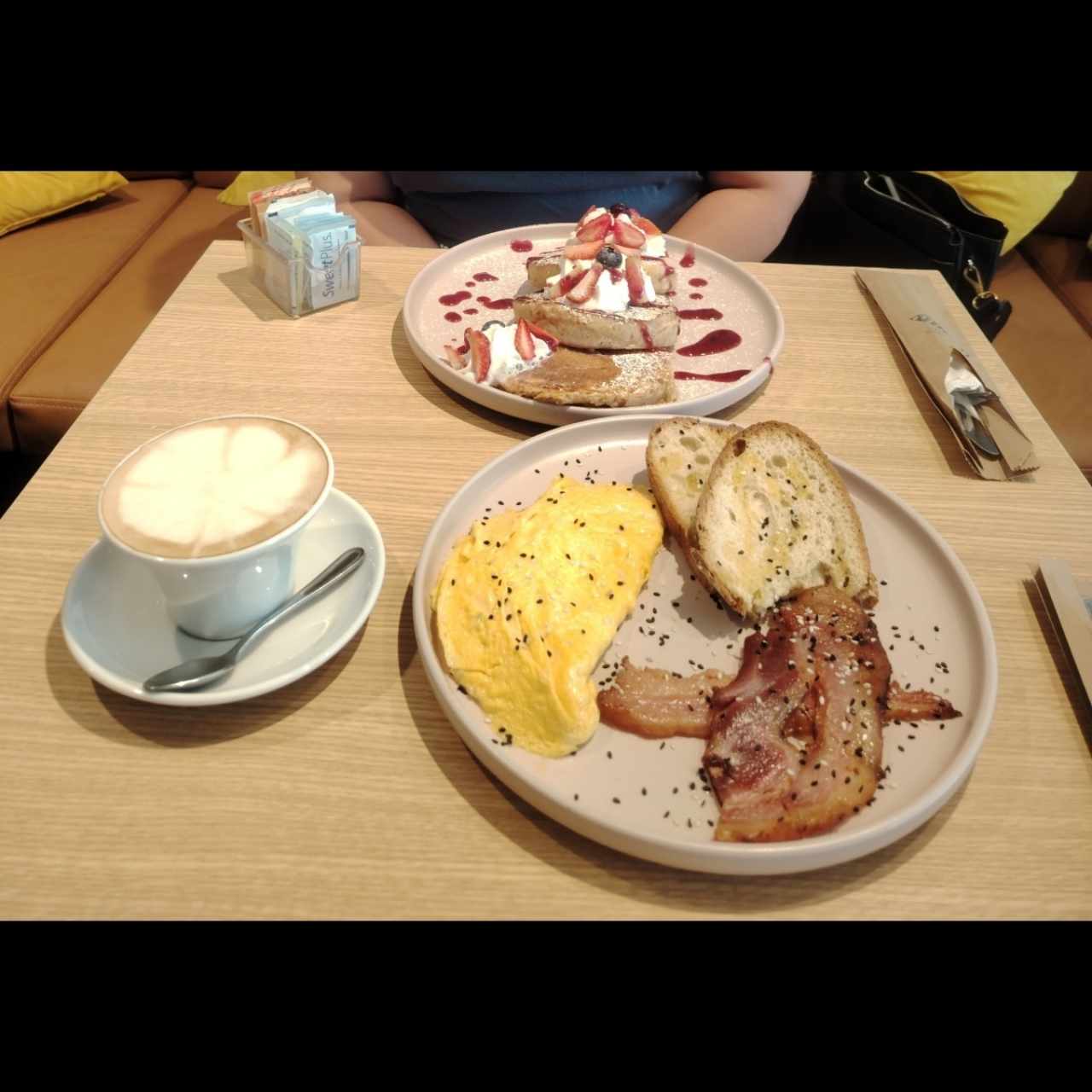 Pancakes, café americano y omelet. 